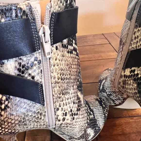NWOB GUESS SNAKE PYTHON PRINT BOOTIES - Picture 7 of 13